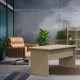 Bureau longueur 140 cm bois en chêne clair qui convient pour aménager une salle de réunion ou espace d'accueil en entreprise et 